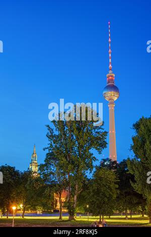 La célèbre tour de télévision avec la tour de la Marienkirche à Berlin la nuit Banque D'Images