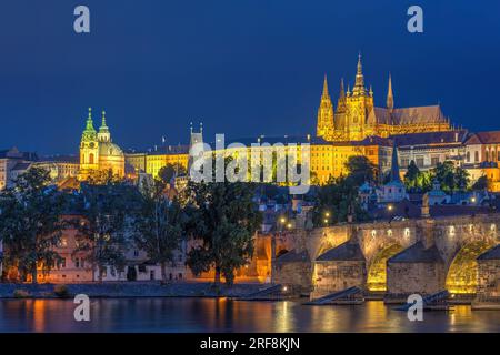 La cathédrale, le château et le célèbre pont Charles à Prague la nuit Banque D'Images
