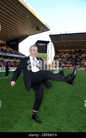 Champion du monde de fléchettes Phil Taylor en high kicking à Molineux Barclays Premier League - Wolverhampton Wanderers v Bolton Wanderers 13/11/2010 Banque D'Images