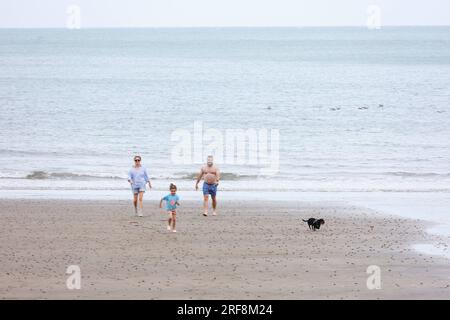 Shanklin, IOW, Royaume-Uni. 01 août 2023. UK Météo : les visiteurs de Shanklin sur l'île de White profitent d'une agréable promenade le long de la plage. Crédit photo : PAL News/Alamy Live News Banque D'Images