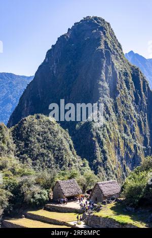 Ruines incas du Machu Picchu et du sommet sacré, Huayna Picchu, Pérou, Amérique du Sud Banque D'Images