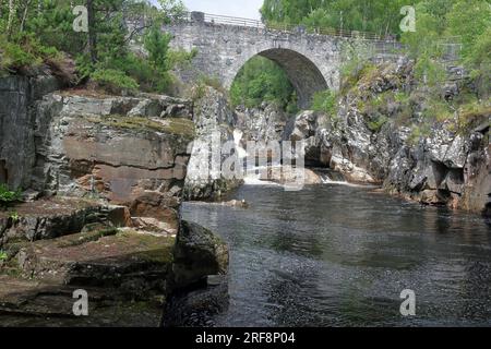 La rivière Blackwater entre Silverbridge et Little Garve, Écosse. Banque D'Images