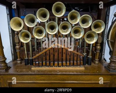 Gros plan de tuyaux d'orgue en laiton sur carrousel vintage Banque D'Images