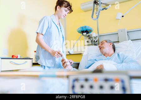 Soins et soins aux malades à l'hôpital Banque D'Images