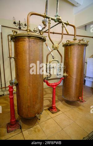Pakruojis, Lituanie. 7 juillet 2023 : équipement industriel pour la production d'alcool. Le cuivre est toujours alembic dans l'alambic pour la fabrication des spiritueux. Doux Banque D'Images