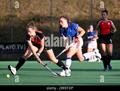 Prague, République tchèque. 01 août 2023. Julia Balcerzak (POL) et Nela Tlamsova (CZE) en action lors du Championnat EuroHockey féminin 2023 II, poule A, match Pologne vs République tchèque, le 1 août 2023, à Prague, République tchèque. Crédit : Katerina Sulova/CTK photo/Alamy Live News Banque D'Images