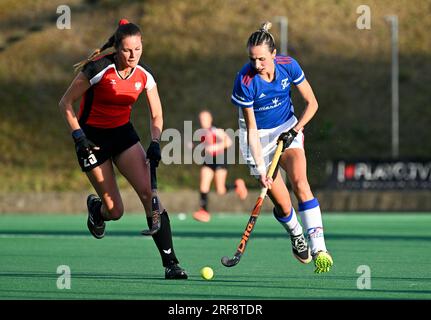 Prague, République tchèque. 01 août 2023. Bianca Strubbe (POL) et Veronika Decsy (CZE) en action lors du Championnat EuroHockey féminin 2023 II, poule A, match Pologne vs République tchèque, le 1 août 2023, à Prague, République tchèque. Crédit : Katerina Sulova/CTK photo/Alamy Live News Banque D'Images