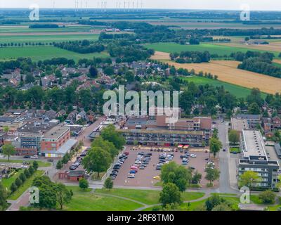 Photo aérienne drone du centre-ville de Ter Apel. Ter Apel est un village de Groningue, aux pays-Bas. Vous pouvez voir un grand parking et des bâtiments. Banque D'Images