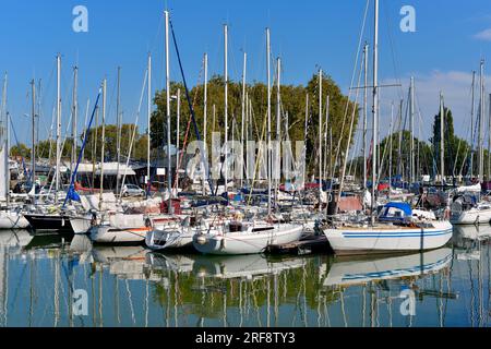 Port de Rochefort, une commune française, située dans le sud-ouest de la France sur l'estuaire de la Charente. C'est une sous-préfecture du département. Banque D'Images