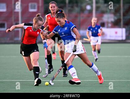 Prague, République tchèque. 01 août 2023. Julia Bacerzak (POL) et Natalie Novakova (CZE) en action lors du Championnat EuroHockey féminin 2023 II, poule A, match Pologne vs République tchèque, le 1 août 2023, à Prague, République tchèque. Crédit : Katerina Sulova/CTK photo/Alamy Live News Banque D'Images