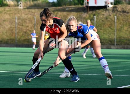 Prague, République tchèque. 01 août 2023. La gauche Amelia Katerla (POL) et Anna Vorlova (CZE) en action lors du Championnat EuroHockey féminin 2023 II, poule A, match Pologne vs République tchèque, le 1 août 2023, à Prague, République tchèque. Crédit : Katerina Sulova/CTK photo/Alamy Live News Banque D'Images