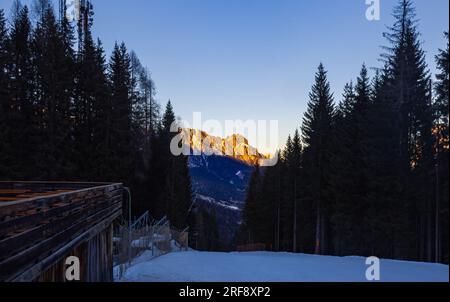 Le sommet des montagnes des dolomites pendant le coucher du soleil. Paysage de haute montagne des Dolomites en hiver. Paysage de soirée orange fantastique shini Banque D'Images