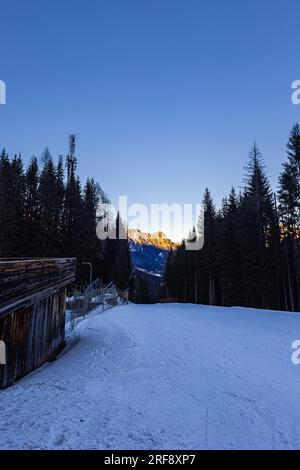 Le sommet des montagnes des dolomites pendant le coucher du soleil. Paysage de haute montagne des Dolomites en hiver. Paysage de soirée orange fantastique shini Banque D'Images