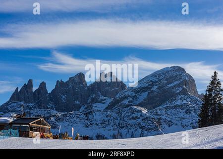 Le sommet des montagnes des dolomites pendant le coucher du soleil. Paysage de haute montagne des Dolomites en hiver. Paysage de soirée orange fantastique shini Banque D'Images