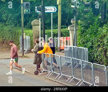 Glasgow, Écosse, Royaume-Uni 31 juillet 2023. Des barrières sont alignées pour la course sur route de l'uci sur Great Western Toad. Des panneaux UCI de dernière minute sont installés pour les championnats du monde dans les rues de la ville et canalisent les foules pour le contrôle des bagages avec la circulation et les barrières Credit Gerard Ferry/Alamy Live News Banque D'Images