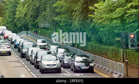 Glasgow, Écosse, Royaume-Uni 31 juillet 2023. Les barrières sont alignées pour la course sur route de l'uci sur Great Western crapaud alors que le trafic s'accumule. . Des panneaux UCI de dernière minute sont installés pour les championnats du monde dans les rues de la ville et canalisent les foules pour le contrôle des bagages avec la circulation et les barrières Credit Gerard Ferry/Alamy Live News Banque D'Images