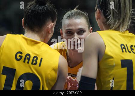 ISTANBUL, TURKIYE - 25 MARS 2023 : Nika Daalderop dans Turk Hava Yollari vs Vakifbank Turkish Sultans League match au Burhan Felek Sport Hall Banque D'Images