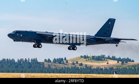 Un B-52H Stratofortress décolle de la base aérienne de Fairchild le 18 août 2022. ÉTATS-UNIS Photo de l'Air Force par l'aviateur principal Chase Sullivan Banque D'Images