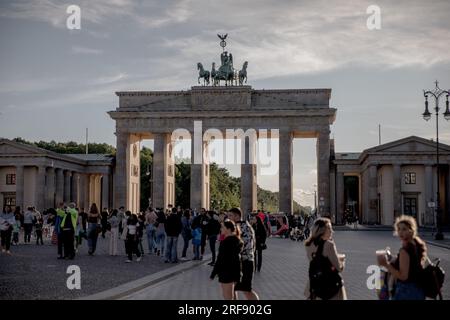 Berlin, Allemagne. 1 août 2023. La porte de Brandebourg le 1 août 2023. Alors que l'économie allemande est aux prises avec une croissance zéro et une inflation élevée, l'impact est ressenti par les habitants et les touristes. L'économie allemande a été sous pression en raison des conséquences de l'invasion à grande échelle de l'Ukraine par la Russie et de la hausse subséquente des prix de l'énergie. Ces facteurs ont réduit les dépenses des consommateurs, car les prix élevés de l'énergie pèsent sur les esprits. (Image de crédit : © Michael Kuenne/PRESSCOV via ZUMA Press Wire) USAGE ÉDITORIAL SEULEMENT! Non destiné à UN USAGE commercial ! Banque D'Images