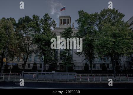 Berlin, Allemagne. 1 août 2023. L'ambassade de Russie à Berlin le 1 août 2023. Le Sénat de Berlin a reconnu que la Russie déploie des efforts continus pour influencer l’opinion publique et le discours politique en Allemagne, allant au-delà des activités traditionnelles d’espionnage. Ces efforts seraient déployés par différents moyens, tels que les réseaux sociaux, les institutions publiques et privées, et les médias publics russes. (Image de crédit : © Michael Kuenne/PRESSCOV via ZUMA Press Wire) USAGE ÉDITORIAL SEULEMENT! Non destiné à UN USAGE commercial ! Banque D'Images