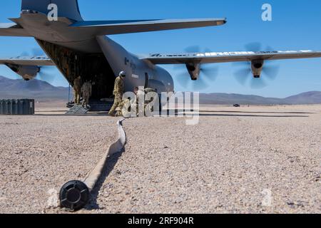 ÉTATS-UNIS Air Force Airmen lors de l'opération Night King dans le désert californien 26 mars 2023 États-Unis Photo de l'Air Force par l'aviateur senior Mercedes porter Banque D'Images