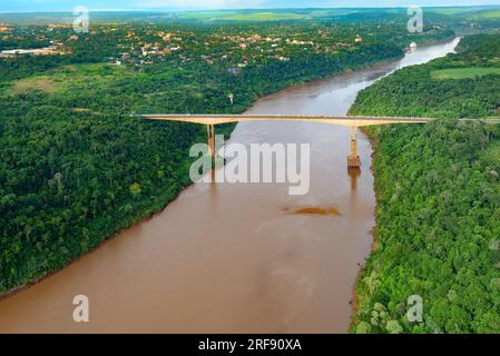 Vue aérienne du pont Tancredo Neves, mieux connu sous le nom de fraternité pont reliant le Brésil et l'Argentine à travers la frontière au cours de la rivière Iguaçu, Banque D'Images