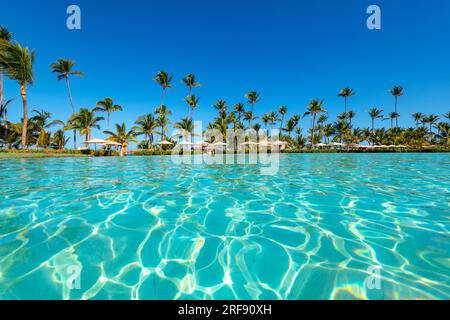 Piscine et palmiers dans un complexe de luxe à Punta Cana en République Dominicaine Banque D'Images