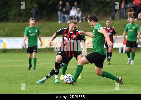 Deutschland ,Forst, Sportgelände Forst - 1 août 2023 - Fussball, 1st Round Toto Pokal - TSV Forst (Bezirksliga) vs. TSV Aubstadt (Regionalliga Bayern) image : (FLTR) Max Schebak (Aubstadt, 27), Daniel Mohr (Forst, 6) Banque D'Images