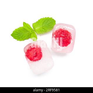 Framboises congelées en glaçons et menthe sur fond blanc Banque D'Images