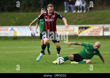 Deutschland ,Forst, Sportgelände Forst - 1 août 2023 - Fussball, 1st Round Toto Pokal - TSV Forst (Bezirksliga) vs. TSV Aubstadt (Regionalliga Bayern) image : (FLTR) Max Schebak (Aubstadt, 27), Edisan Berisha (Forst, 23) Banque D'Images