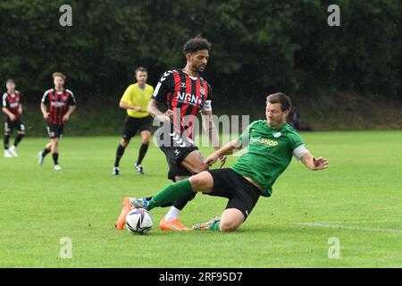 Deutschland ,Forst, Sportgelände Forst - 1 août 2023 - Fussball, 1st Round Toto Pokal - TSV Forst (Bezirksliga) vs. TSV Aubstadt (Regionalliga Bayern) image : (FLTR) Michael Dellinger (Aubstadt, 19), Daniel Mohr (Forst, 6) Banque D'Images