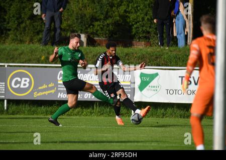 Deutschland ,Forst, Sportgelände Forst - 1 août 2023 - Fussball, 1st Round Toto Pokal - TSV Forst (Bezirksliga) vs. TSV Aubstadt (Regionalliga Bayern) image : (FLTR) Nico Radkiewicz (Forst, 12), Michael Dellinger (Aubstadt, 19) Banque D'Images