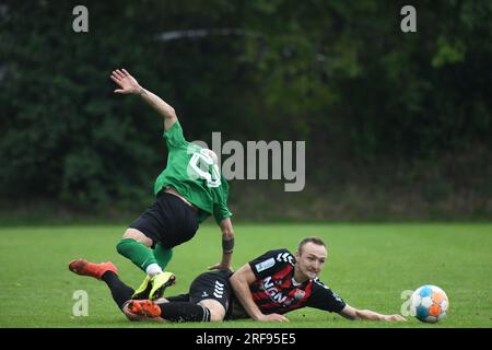 Deutschland ,Forst, Sportgelände Forst - 1 août 2023 - Fussball, 1st Round Toto Pokal - TSV Forst (Bezirksliga) vs. TSV Aubstadt (Regionalliga Bayern) image : (FLTR) Edisan Berisha (Forst, 23), Marco Nickel (Aubstadt, 29) Banque D'Images