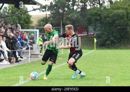 Deutschland ,Forst, Sportgelände Forst - 1 août 2023 - Fussball, 1st Round Toto Pokal - TSV Forst (Bezirksliga) vs. TSV Aubstadt (Regionalliga Bayern) image : (FLTR) Edisan Berisha (Forst, 23), Max Schebak (Aubstadt, 27) Banque D'Images