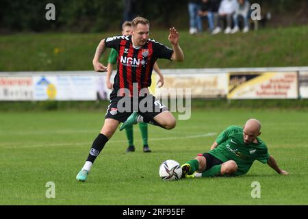 Deutschland ,Forst, Sportgelände Forst - 1 août 2023 - Fussball, 1st Round Toto Pokal - TSV Forst (Bezirksliga) vs. TSV Aubstadt (Regionalliga Bayern) image : (FLTR) Max Schebak (Aubstadt, 27), Edisan Berisha (Forst, 23) Banque D'Images