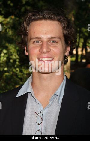 Jonathan Groff arrive à la représentation de la soirée d'ouverture de "The Merchant of Venice" au Delacorte Theater de Central Park à New York le 21 juin 2010. Crédit photo : Henry McGee/MediaPunch Banque D'Images