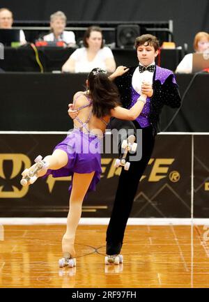 Lincoln, ne, États-Unis. 24 juillet 2023. Aaron Piehl et Kaelyn Alcover participent à la finale de danse par équipe Freshman/sophomore ''A'' aux Championnats nationaux de patinage à roulettes 2023 à Lincoln, ne. Larry C. Lawson/CSM (Cal Sport Media via AP Images). Crédit : csm/Alamy Live News Banque D'Images