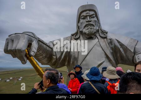 Les gens sur la plate-forme d'observation à la tête du cheval de la statue équestre Gengis Khan (130 pieds de hauteur), qui fait partie du Gengis Khan S. Banque D'Images