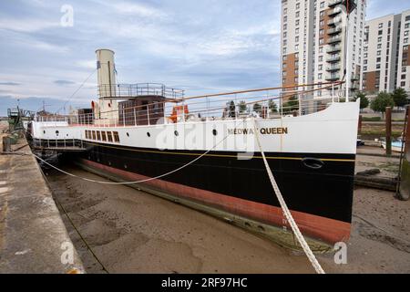 Le PS Medway Queen est un bateau à vapeur à aubes, le seul bateau à aubes mobile de l'estuaire au Royaume-Uni. Il est l'un des « petits navires de Dunkerque », effectuant un nombre record de sept voyages et sauvant 7 000 hommes lors de l'évacuation de Dunkerque. Il a fait l'objet d'une subvention de 1,8 millions de livres sterling du National Lottery Heritage Memorial Fund pour restaurer sa coque. En 2014, sa coque a été reconstruite et il est amarré à Gillingham Pier sur la rivière Medway en 2022. Crédit : Windmill Images/Alamy Live News Banque D'Images