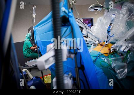 Hystérectomie au bloc opératoire d'un hôpital avec robot chirurgien. Banque D'Images