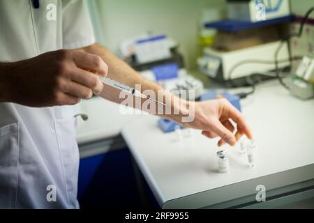 Tests cutanés allergologiques réalisés par un allergologue, kit allergène. Banque D'Images