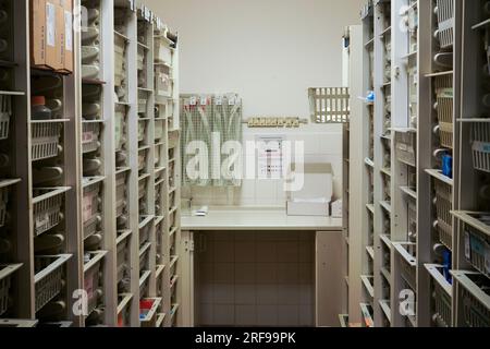 Salle de stockage de l'équipement dans la salle d'urgence d'un hôpital universitaire. Banque D'Images
