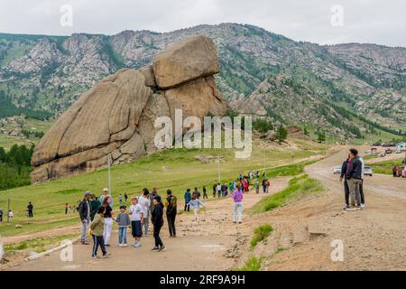 Touristes à Turtle Rock dans le parc national de Gorkhi Terelj, qui est à 60 km d'Ulaanbaatar, Mongolie. Banque D'Images