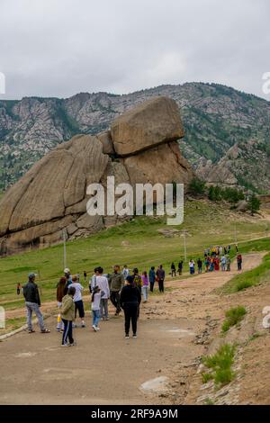 Touristes à Turtle Rock dans le parc national de Gorkhi Terelj, qui est à 60 km d'Ulaanbaatar, Mongolie. Banque D'Images