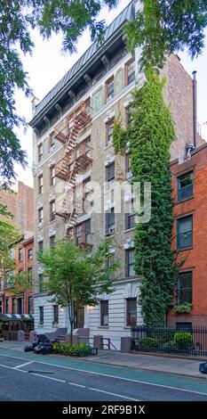 West Village : 130 West 13th Street est un immeuble d'appartements centenaire avec du lierre grimpant la majeure partie de la hauteur plaquée de briques. Banque D'Images