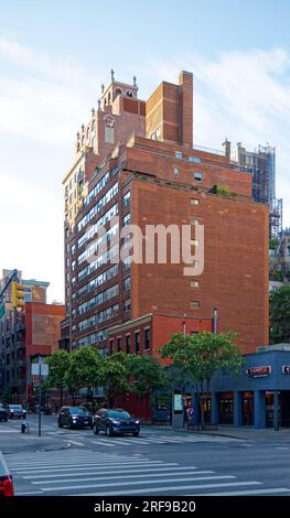 West Village : Walker Hotel Greenwich Village se dresse au-dessus du condominium voisin Village House sur West 13th Street. Banque D'Images