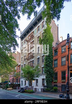 West Village : 130 West 13th Street est un immeuble d'appartements centenaire avec du lierre grimpant la majeure partie de la hauteur plaquée de briques. Banque D'Images