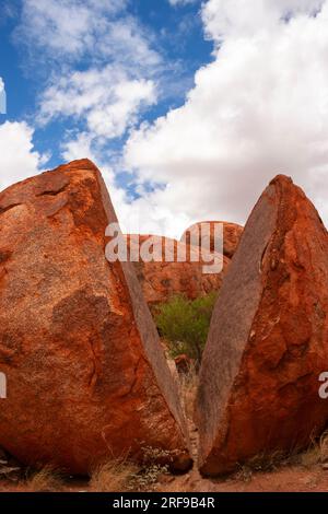 Karlu Karlu ou les Devils Marbles dans le centre rouge du territoire du Nord en Australie Banque D'Images