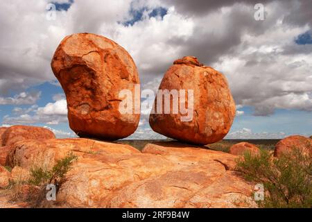 Karlu Karlu ou les Devils Marbles dans le centre rouge du territoire du Nord en Australie Banque D'Images