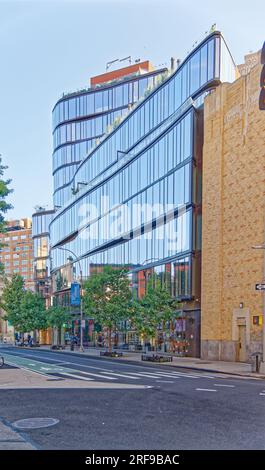 West Village : Construit neuf dans un quartier historique, les propriétaires de One Jackson Square ont déclaré que le bâtiment en verre original reflétait le quartier et ses valeurs. Banque D'Images